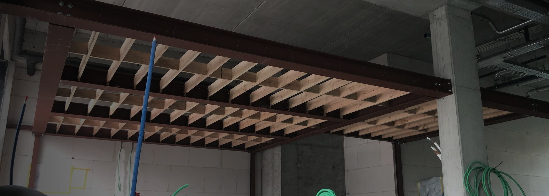 Stalen draagstructuur met houten balklaag, maatwerk metaalconstructie door Jasko Elegeer