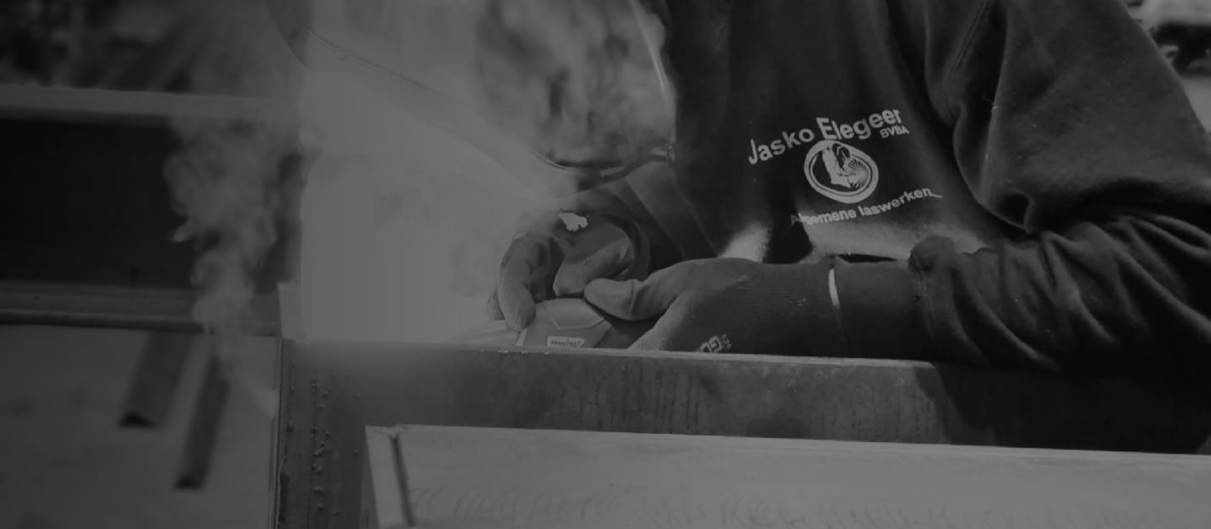 Lasser van Jasko Elegeer aan het werk aan een metaalconstructie